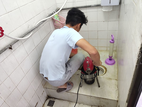定襄管道堵塞冒臭气 专业师傅现场解决问题
